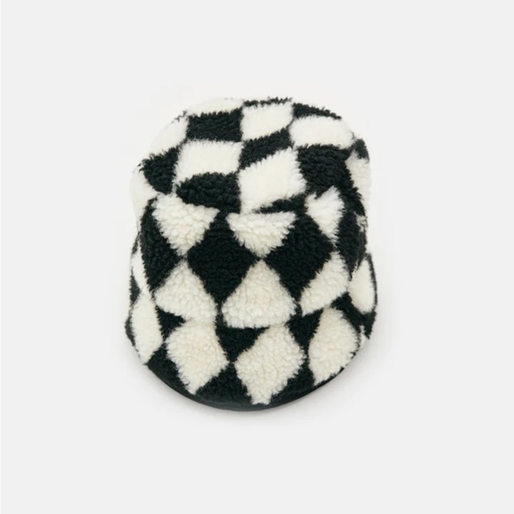ARGYLE SHEARLING BUCKET HAT, BLACK - Picture 2 of 3